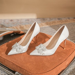 Escarpins de mariée en satin à bout pointu, talon aiguille, décoration florale blanche, chaussures de mariage - Product Image 1