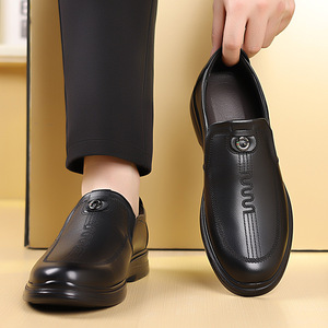 Mocasines de cuero para hombre, zapatos informales de negocios con punta redonda negra, suela ligera, estilo británico, tacón plano 5203 - Product Image 1
