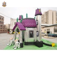 Château gonflable pour enfants sur le thème de la maison hantée d'Halloween, avec des fantômes et des gargouillons effrayants