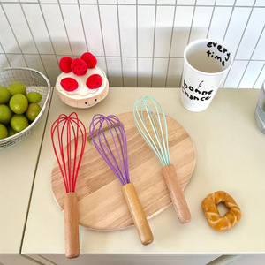 ด้ามไม้บีช ที่ตีไข่ซิลิโคนหลากสี ที่ตีครีมแบบใช้มือ อุปกรณ์ตีไข่ในครัว - Product Image 3