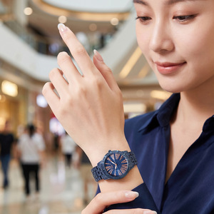 Reloj de Cuarzo para Mujer con Correa de Diamantes, Resistente al Agua, Apto para un Entorno Laboral Versátil y Uso Diario - Product Image 3