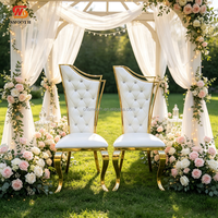 Chaise de salle à manger de luxe à dossier haut en cuir PU blanc, avec piètement en acier inoxydable doré, idéale pour mariages, banquets, événements et locations.
