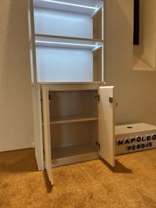 <span class=keywords><strong>Vitrina</strong></span> Cosmética LED de Metal de Lujo, Diseño Estrecho, con Estantes Retroiluminados, Dimensiones y Acabado Personalizables para Exhibición en Tiendas - Product Image 4