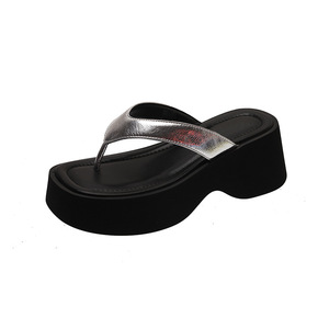 Nouvelles tongs noires à semelle épaisse pour femmes, antidérapantes, polyvalentes, pour l'extérieur et la plage, modèle 2026, très tendance - Product Image 6