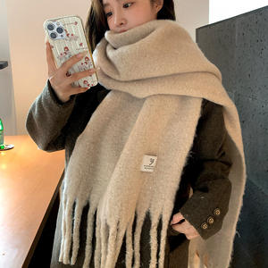 ผ้าพันคอแฟชั่นฤดูใบไม้ร่วงฤดูหนาวสำหรับผู้หญิง ผ้าหนา ระบายอากาศได้ดี ดีไซน์หรูหรา พร้อมพู่ห้อย สีเบจ ผ้าโพลีเอสเตอร์ คล้ายผ้าแคชเมียร์ ใช้ได้หลากหลาย - Product Image 5