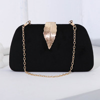 Tas Clutch Wanita Bahan Beludru, Dompet Pesta dengan Gesper Daun Logam, Tas Selempang Rantai Bertekstur Beludru untuk Acara Malam
