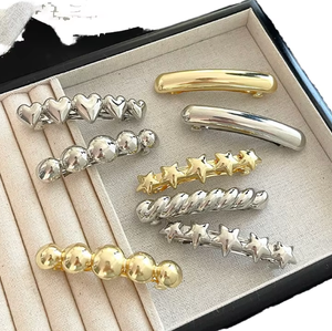 Pince à cheveux en métal de géométrie plaquée or de luxe pour femmes - Product Image 3