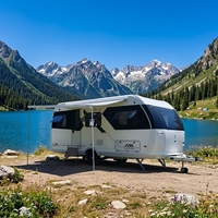 Caravane de voyage légère et personnalisable pour les voyages en famille, avec suspension indépendante et système anti-oscillation.