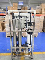 Machine de filtration d'eau RO 500LPH montée sur châssis, certifiée CE, pour hôtels, hôpitaux, écoles, alimentation en eau centralisée, installation facile, pompe PLC