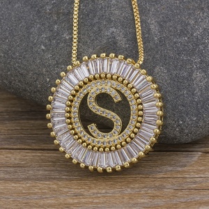 2025 패션 크리스탈 큐빅 지르코니아 라운드 쉐입 목걸이 금도금 이니셜 레터 펜던트 주얼리 체인 목걸이 여성용 - Product Image 3
