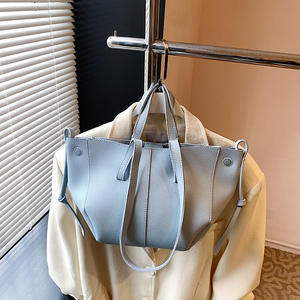 Nouveau Sac Fourre-tout Femme en Cuir PU Tendance, Sac à Bandoulière Hobo Surdimensionné de Haute Qualité avec Pompon, Sacs Fourre-tout Haut de Gamme pour Femmes - Product Image 5