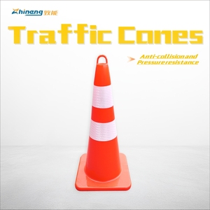 Taşıma kolu yansıtıcı çizgili 65cm PVC trafik konisi, inşaat park etkinlikleri için darbeye dayanıklı güvenlik konisi - Product Image 1