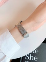 Montre connectée de luxe respirante en acier inoxydable magnétique de 49 mm avec écouteur pour IWatch SE 10 Ultra, modèle pour femmes