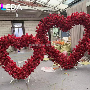 Arche de fleurs artificielles en soie rouge en forme de cœur LEDA pour scène, pelouse extérieure ou vitrine le jour de la Saint-Valentin - Product Image 2