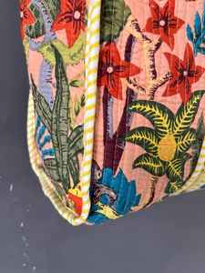 Sac fourre-tout matelassé en coton imprimé, motifs traditionnels élégants, sac à bandoulière moderne et pratique pour le voyage et le shopping - Product Image 4