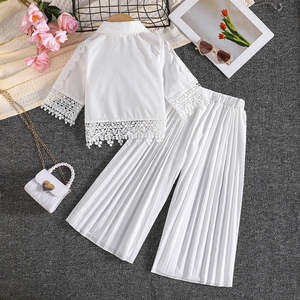 Abbigliamento Estivo per <span class=keywords><strong>Bambina</strong></span> 2026, Completo Boutique all'Ingrosso, Camicia Bianca in Pizzo con <span class=keywords><strong>Pantaloni</strong></span> a Gamba Larga Plissettati, Set 2 Pezzi - Product Image 3