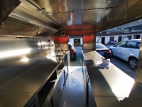 Camion de restauration élégant avec équipement de cuisine complet, voiture BBQ, voiture à hamburgers, voiture de rue. Disposer d'un CoC