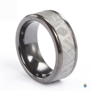 Meteorite-banda de boda biselada de circonio negro con anillo de meteorito de hierro - Product Image 1