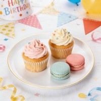 Assiettes en plastique jetables modernes blanches de luxe avec bord doré pour les événements de restauration, vente en gros