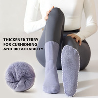 Chaussettes de yoga antidérapantes en coton de haute qualité avec logo personnalisé, épaisses, en tissu éponge, pour femmes, chaussettes de sport à compression, chaussettes de pilates