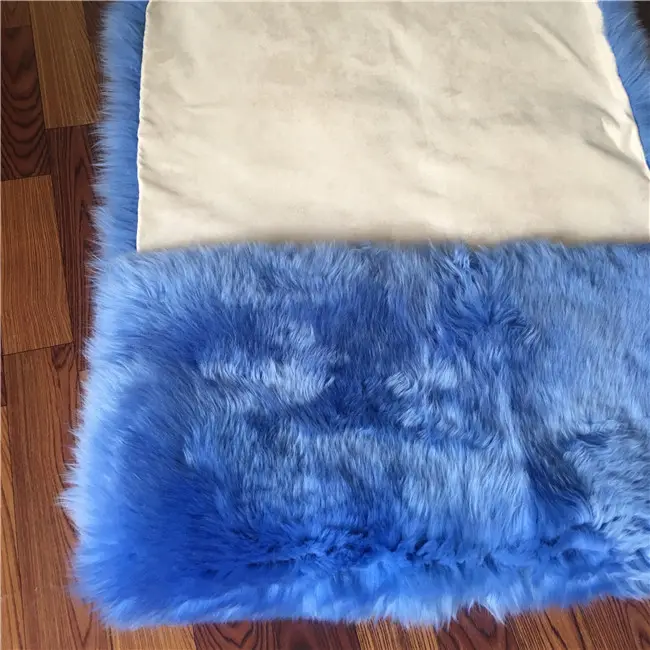 بطانية مصنوعة من فرو الخرفان ومصنوعة من فرو الخرفان ومزودة بأكياس من جلد الخراف