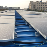 Système de support photovoltaïque pour toitures métalliques industrielles, pour grandes surfaces, avec structure résistante au vent et personnalisation directe en usine