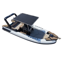 Bateau pneumatique de pêche RIB 6,8 m avec coque en fibre de verre, T-Top rigide et moteur hors-bord