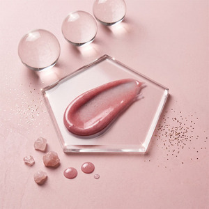 Gloss à lèvres complexe vitaminé avec une finition lisse et non collante et un gloss fruité vanillé pour le soin des lèvres sèches et gercées - Product Image 3