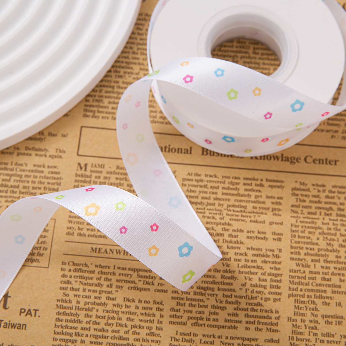 Cinta de poliéster de 2 cm con estampado de lunares de florecitas de colores, tamaño 25.