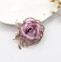 Nouveau tissu à la mode rose broche perle artificielle strass fleur broche pour les femmes