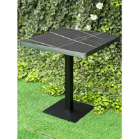 Tables de restaurant en marbre blanc avec pieds noirs
