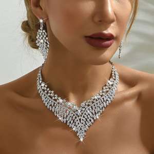 2025ใหม่ชุดเครื่องประดับคริสตัลและสร้อยคอรูปตัววีและต่างหูรูปตัววีสีทองสวยงามแฟชั่นคุณภาพสูง - Product Image 2