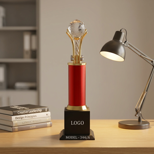 Trofeo de cristal metálico rojo y dorado con base de madera negra, grabado con láser, premio deportivo, premios para eventos - Product Image 1