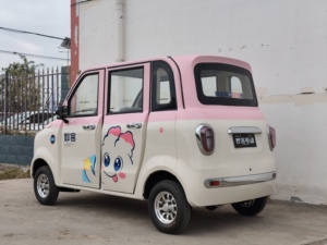 Mini Auto Eléctrico Solar de 4 Ruedas Totalmente Cerrado con Carga de Panel Solar para Uso Doméstico y Urbano - Product Image 1