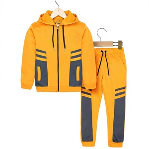 Conjunto Deportivo Unisex con Capucha, Ecológico, 2 en 1, Chaqueta de Invierno con Bloques de Color y Cierre de Cremallera, y Pantalones con Cordón Ajustable - Product Image 1
