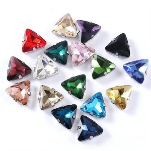 Diamants triangulaires en verre pour vêtements, sacs, chaussures, accessoires, semelles dorées avec trous, diamants à coudre à la main - Product Image 1