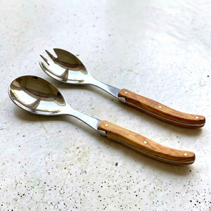 Juego de dos utensilios para servir ensalada con mangos curvos de madera, acabado plateado espejo con madera de olivo marrón, para el hogar, hoteles y restaurantes, hechos a mano. - Product Image 1