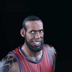 Balón de Baloncesto Realista de Primera Calidad de la Estrella del Baloncesto <span class=keywords><strong>LeBron</strong></span> James Cleveland # Figura de acción coleccionable de PVC de 23 cm - Product Image 2
