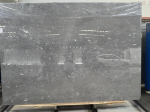 Marbre gris naturel Martin, base gris foncé moyen avec des veines craquelées subtilles pour la décoration des sols et des murs - Product Image 3