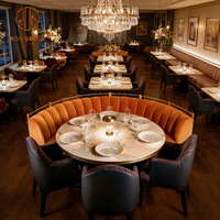 Ensemble de mobilier moderne pour hôtel, café, steakhouse, restaurant : Table en marbre à pieds métalliques et banquette en cuir bleu capitonné Blue Channel et chaises en tissu