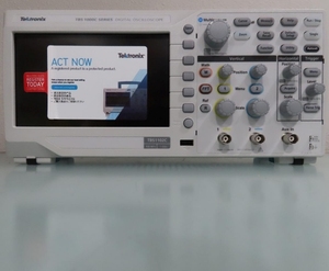 Osciloscopio Digital de 2 Canales Tektronix TBS1102C, 100% Original, Nuevo y en Stock, el Más Vendido - Product Image 3
