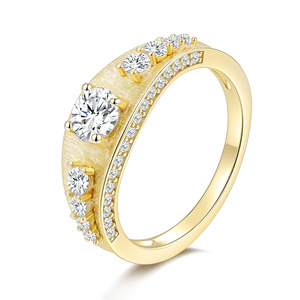 Bague en argent sterling S925 brossé avec plusieurs pierres de moissanite, bande de 7 mm de large, plaquée or 14 carats, bijou de luxe pour femme - Product Image 1