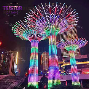 Tour de lumière de Noël verticale à LED pour les grandes décorations extérieures et les installations festives - Product Image 5