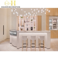 Vitrine de présentation de montres haut de gamme en bois chaleureux, style minimaliste, avec écran LCD numérique pour montres
