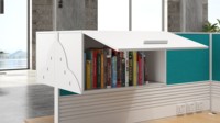 Poste de travail moderne avec écran multi-postes, combinaison de bureaux modulaires, cloison de séparation pour bureau