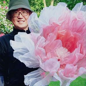 J1037 Fleurs <span class=keywords><strong>de</strong></span> pivoines géantes en organza faites à la main pour la <span class=keywords><strong>décoration</strong></span> <span class=keywords><strong>de</strong></span> toile <span class=keywords><strong>de</strong></span> fond <span class=keywords><strong>de</strong></span> <span class=keywords><strong>mariage</strong></span> - Product Image 6