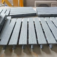 Grille composite en PRV tissée pultrudée haute résistance, antidérapante et résistante aux produits chimiques pour passerelles piétonnes, ponts routiers et ferroviaires, et trottoirs.