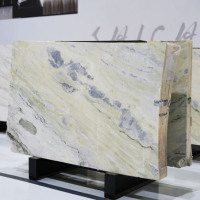 Dalles polies exotiques personnalisées de grande taille avec base blanc crème et veines jaunes, imperméables, pour la conception d'intérieur de villas modernes et luxueuses