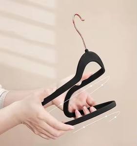 Cintres de porte en velours floqué anti-dérapant pliable à <span class=keywords><strong>pneu</strong></span> unique avec crochet rotatif à 360 degrés - Product Image 5