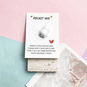 Adesivi murali fai da te con simpatici pinguini e fokali che abbracciano carte, frasi di incoraggiamento in inglese, per decorare con messaggi ispiratori e scene. - Product Image 3
